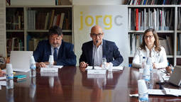 El presidente del JORGC, Álex Riu, (centro) mostrando los resultados de Siniestralidad.