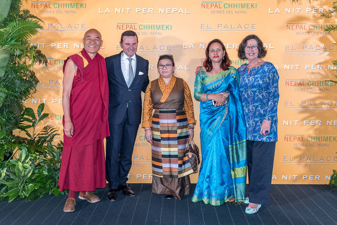 Thubten Wangchen, discípulo del Dalai Lama y director de la Casa del Tíbet de Barcelona; Jean Marie Le Gall, director del Hotel El Palace; directora de proyectos de mujeres de Chhimeki; Shobha Shrestha, directora general de Chhimeki; y Marta Tatjer, presidenta de Nepal Chhimeki Barcelona