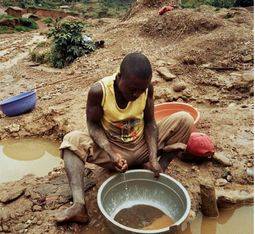 Bateando oro en Centroáfrica. Imagen: Amnistía Internacional.