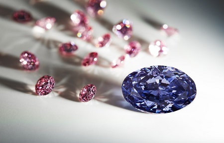 La preciosa gema junto a otros de los diamantes rosa subastados por Rio Tinto.