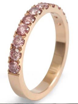 Un anillo con diamantes sintéticos de color de la firma barcelonesa Accent Created Diamonds