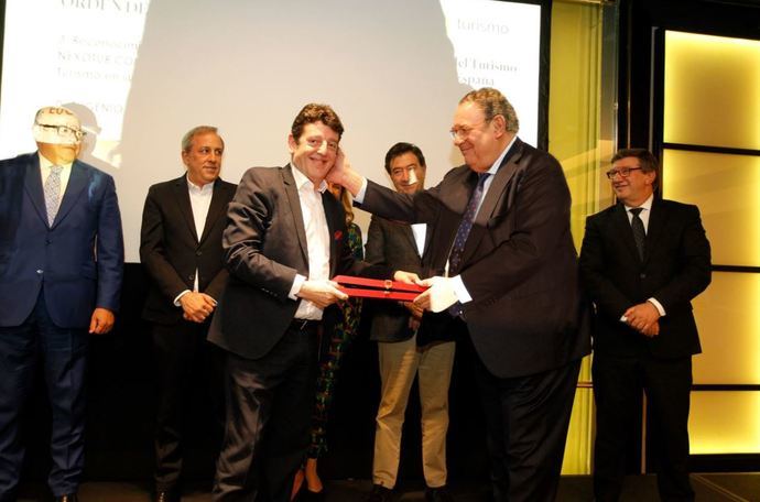 Mesa del Turismo entrega a Eugenio de Quesada un premio