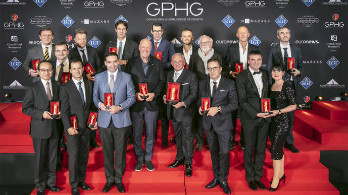 Foto de familia con todos los premiados. En el centro, con suelas blancas, Jean-Claude Biver, premio especial del jurado a su trayectoria. 