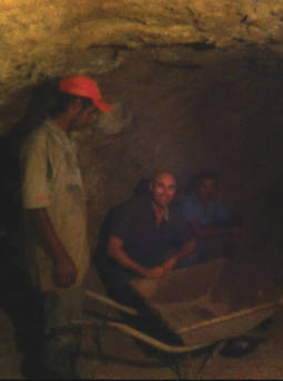 Gustavo Romera durante una de sus visitas habituales  a una mina.