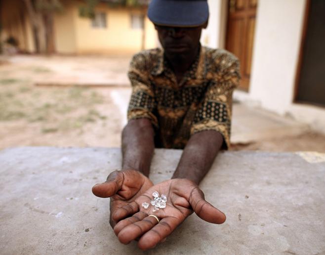 Un comerciante ilegal ofreciendo diamantes en bruto en Zimbabwe