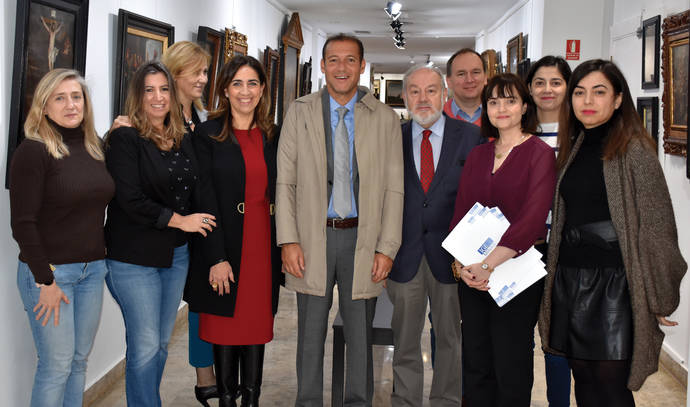 En el centro, el gobernador de la provincia argentina de Neuquén, Omar Gutiérrez, junto a Benjamín Calvo (dcha), Noelia González (violeta), Lisi Fracchia (rojo y negro), además de parte del equipo de profesores y técnicos del Instituto Gemológico Español. 