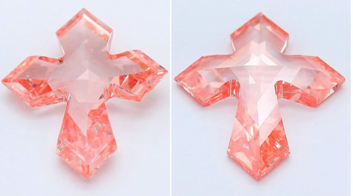 Diamante sintético rosa en forma de cruz de 5 quilates