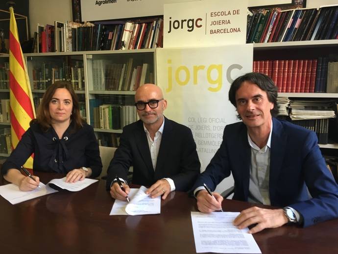 Patricia Ríos y Jaime Galvany, socios de Simetric, junto al presidente del JORGC Álex Riu. (centro).