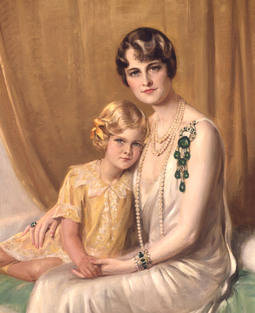 Retrato de la empresaria con la joya. La acompaña Nedenia, hija del segundo matrimonio con Edward Hutton (1875-1972) que posteriormente se convertirá en la actriz y también filántropa Dina Merrill.
