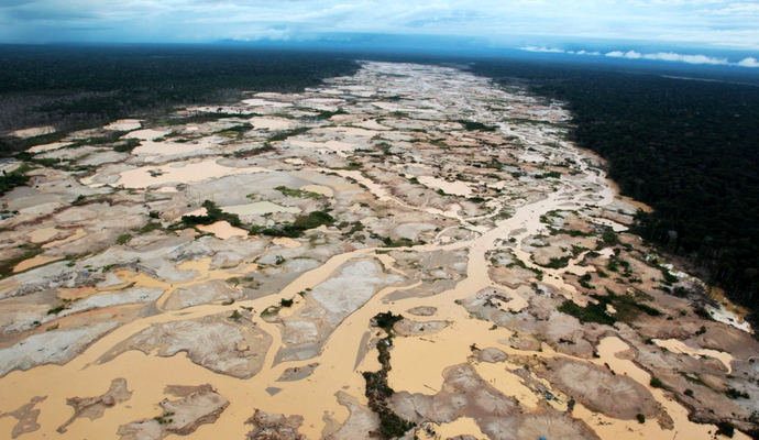 Deforestación provocada por la minería en la región de Madre de Dios, Perú.