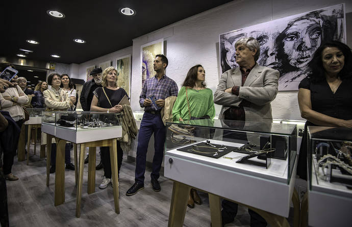 La galería Luis Méndez durante la inauguración de una exposición -en la era preCovid- (Foto: Jairo Nieto)