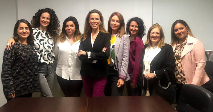 La  presidenta de Mujeres Brillantes en España (en el centro, con chaqueta negra) junto a su nueva directiva y asociadas. 
