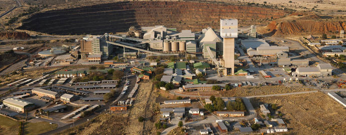 Trabajos en el interior de la mina Cullinan de Sudáfrica, propiedad de Petra Diamonds.