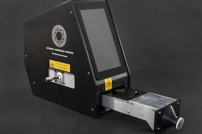 De Beers presenta también su propio detector portátil de diamantes sintéticos