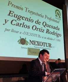 Eugenio de Quesada, director del Congreso de Editores, recibiendo el Premio al Editor del Año.