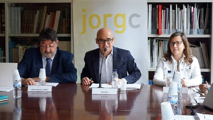 Álex Riu (centro), junto a José Miguel Serret y Gemma López durante una presentación de resultados del Colegio. 