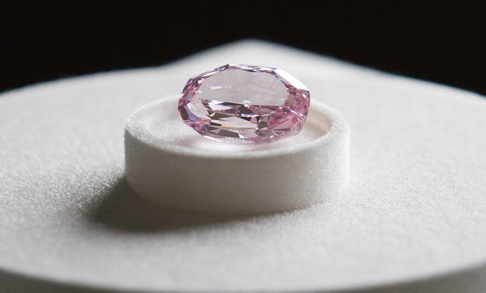 La estrella de la muestra es este diamante rosa en talla oval con casi 15 quilates. 