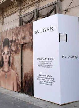 Cartel anunciando la próxima apertura de Bulgari en la 'milla de oro' de Palma de Mallorca.