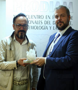 David Durán (derecha) recogiendo el premio de manos de Jesús Ángel Ruiz. 