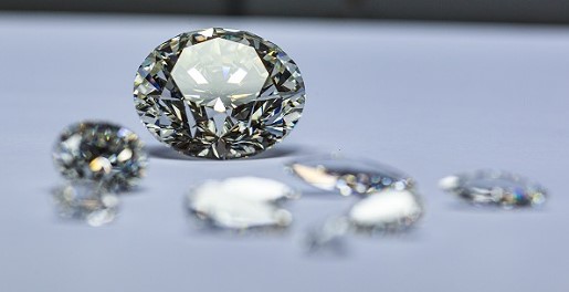 AVAJOYA celebra un debate entre diamantes naturales y sintéticos