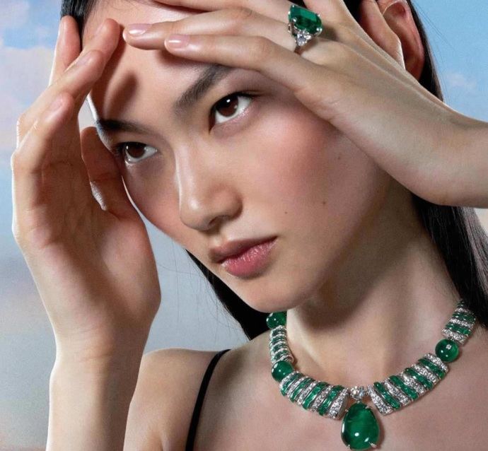 Emerald Ellipse: collar 'magnífico', de mujeres para mujeres