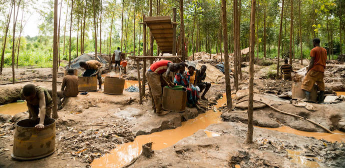 Mineros irregulares buscando oro en la República Democrática del Congo. Imagen: congosgold.com