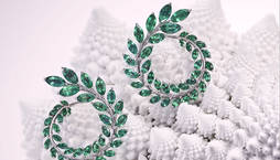 Pendientes de oro blanco y esmeraldas de la colección Green Carpet. 