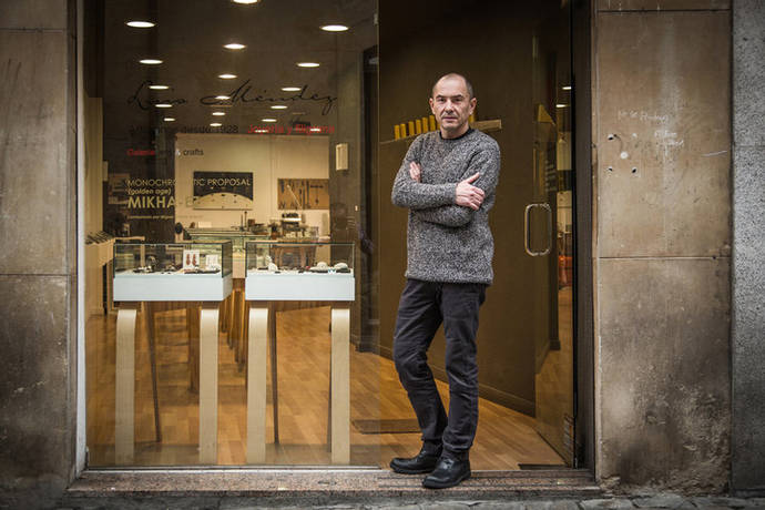 Luis Méndez a las puertas de su galería en pleno centro de Salamanca. Foto: Gsus Fernández.