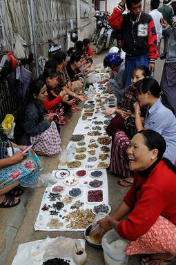 Comercio de gemas a pie de calle en la localidad de Mogok.