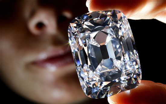 El 90% de las mujeres prefiere los diamantes reales