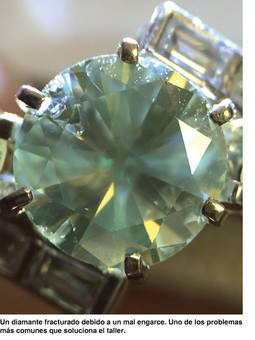 Un diamante fracturado debido a un mal engarce. Uno de los problemas comunes que solucionan. 