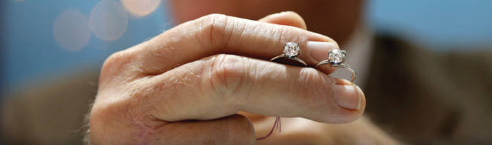 Dos anillos idénticos con sendos diamantes, uno natural y otro sintético. 