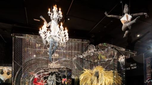 Exhibición de cristales de Swarovski con guantes de Lady Gaga y Michael Jackson