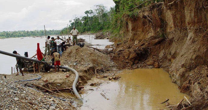 Extracción artesanal de diamantes a orillas del río Orinoco, en Venezuela. 