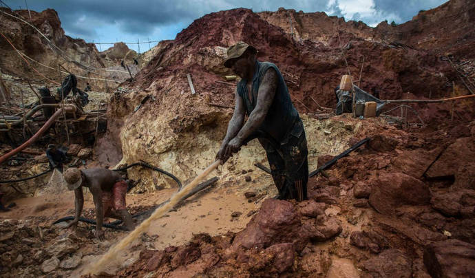 Mineros ilegales trabajando en una explotación de la región de Claritas. Foto: Meridith Kohut.