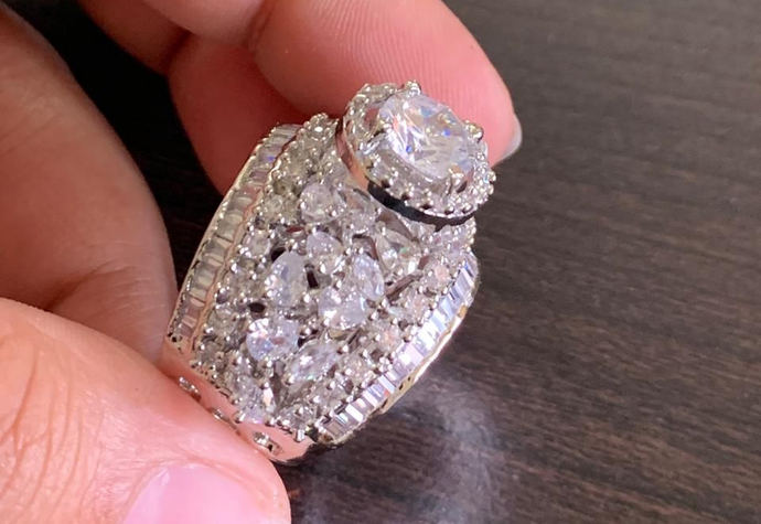 Un anillo de 10 quilates de diamantes vendido a través de WhatsApp