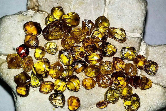 Los investigadores emplearon diamantes de la region de Zimmi, en Sierra Leona, conocida por sus diamantes de color amarillo provocado por la presencia de nitrógeno. 
