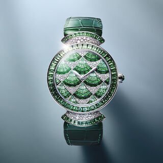 Reloj Divina Mosaica en oro blanco con diamantes y zafiros verdes engastados con correa en piel de aligátor verde.