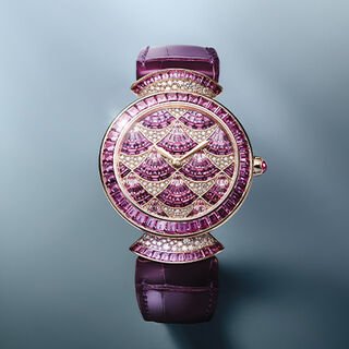Reloj Divina Mosaica en oro rosa con diamantes y zafiros rosas engastados con correa en piel de aligátor morada.