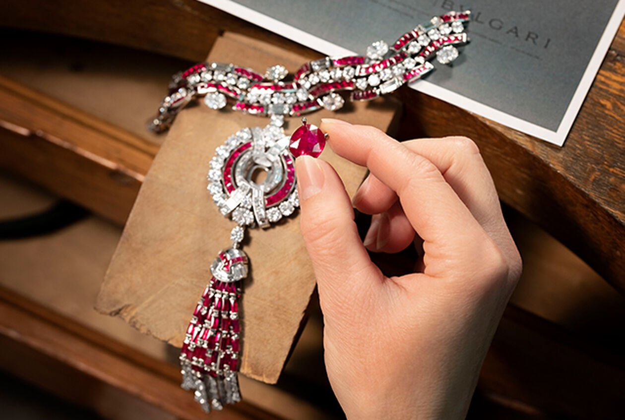 Elaboración de la gargantilla Magnifica de Alta Joyería en platino con borla, con diamantes y rubíes engastados, primer plano.