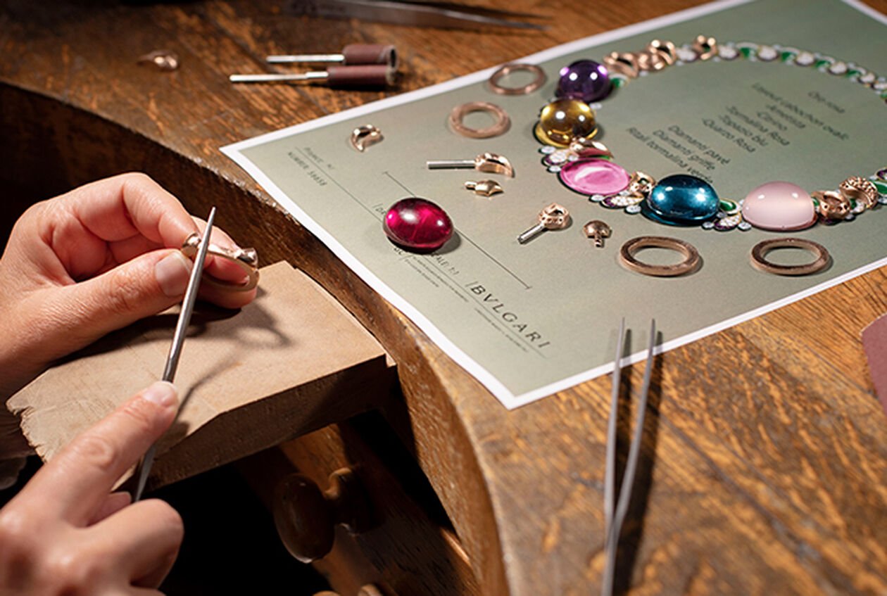 Elaboración del collar Magnifica de Alta Joyería en oro rosa con amatista, citrino, rubelita, topacio azul y cuarzo rosa talla cabujón, diamantes y turmalinas verdes.