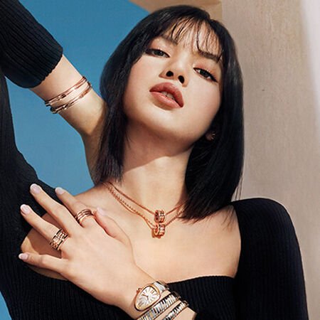 Lisa luce joyas B.zero1 para la campaña de Bvlgari, rodeada de elementos arquitectónicos romanos.