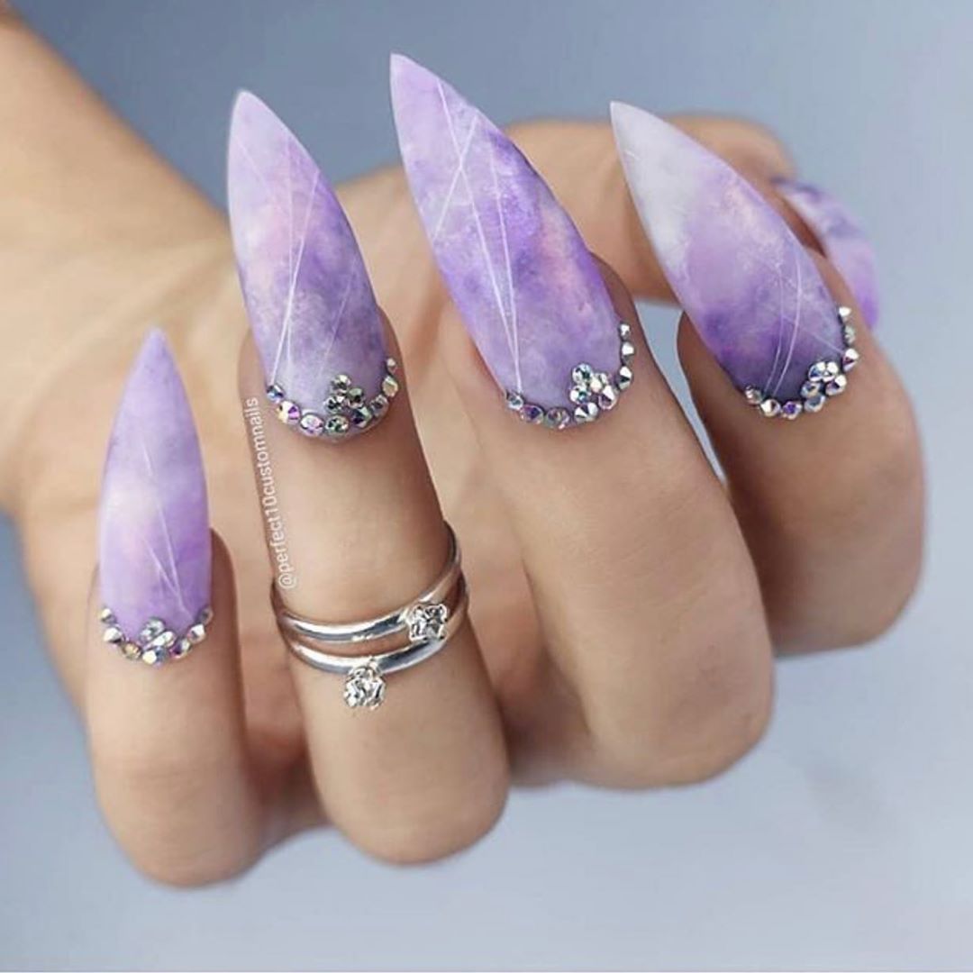 Locura por los minerales: este otoño lo más ‘in’ son las manicuras de amatista, cuarzo o jade