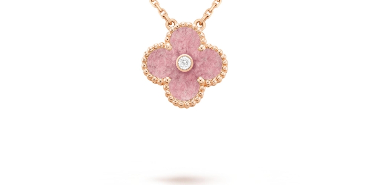 Van Cleef & Arpels lanza el colgante Vintage Alhambra