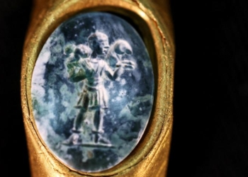 Hallan un anillo de 1.700 años en el fondo del Mar Mediterráneo