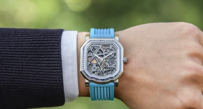 Gerald Charles opta por relojes coloridos para primavera