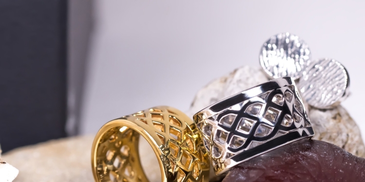 Etiam presenta doce joyas para todos los signos del zodiaco