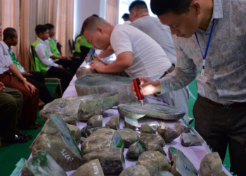 EE.UU decreta un embargo sobre la minera estatal de Birmania