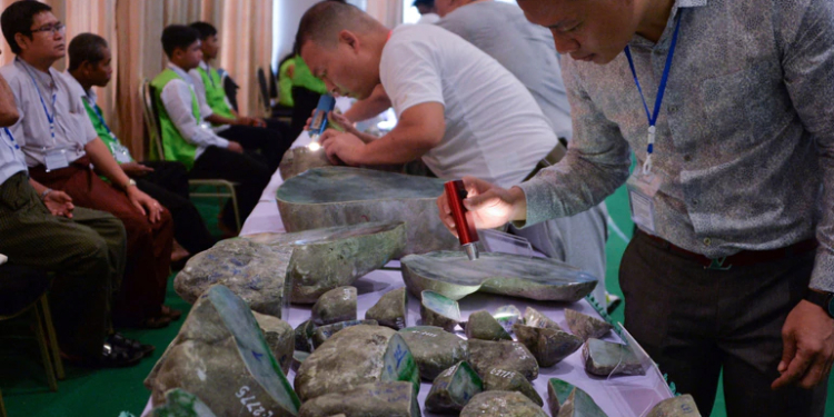 EE.UU decreta un embargo sobre la minera estatal de Birmania