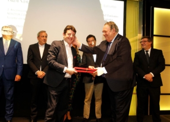 Mesa del Turismo entrega a Eugenio de Quesada un premio